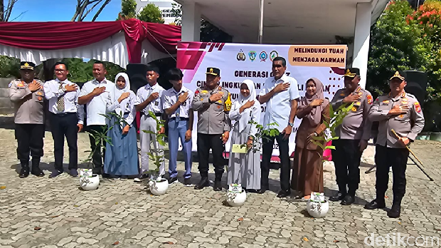 Kapolda Riau Irjen Herry Heryawan melakukan penanaman pohon di SMK Global, Kota Pekanbaru, Senin (14/7/2025).