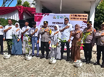 Video Kapolda Riau Ajak Siswa Tanam Pohon di Hari Pertama Sekolah