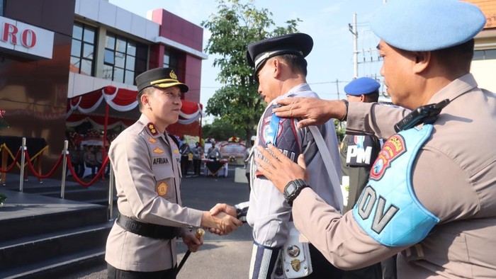 Kapolres Bojonegoro saat meresmikan pelaksanaan Operasi Patuh Semeru 2025 di halaman Mapolres.