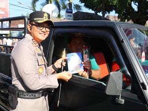 Senangnya Warga Magetan Dapat Bunga-Coklat Saat Berlalu Lintas