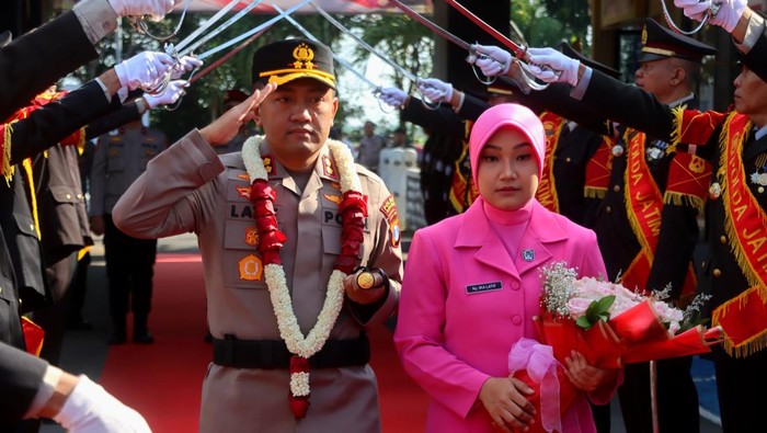 Kapolres Probolinggo yang baru AKBP M Wahyudin Latif disambut tradisi Pedang Pora dan pengalungan bunga dari AKBP Wisnu Wardana.