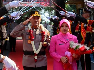 Pedang Pora Sambut Kedatangan Kapolres Probolinggo yang Baru