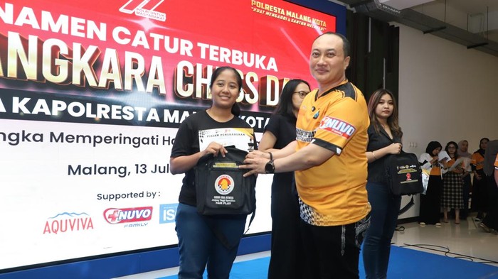 Kapolresta Malang berikan hadiah bagi pemenang
