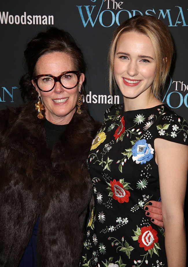 Rachel dikenal sebagai keponakan desainer ternama Kate Spade yang memiliki nama lahir Katherine Noel Brosnahan. Bagi Rachel, bibinya Kate Spade yang meninggal pada 2018 berarti bagi perkembangan kariernya. “Dia bilang padaku dia menangis karena sangat bangga,” kenang Rachel Brosnahan mengenai Kate Spade yang menonton penampilannya debut di teater Brodway. Foto: Getty Images/Walter McBride