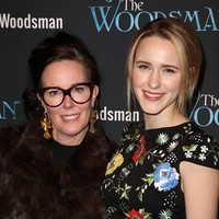 Rachel dikenal sebagai keponakan desainer ternama Kate Spade yang memiliki nama lahir Katherine Noel Brosnahan. Bagi Rachel, bibinya Kate Spade yang meninggal pada 2018 berarti bagi perkembangan kariernya. “Dia bilang padaku dia menangis karena sangat bangga,” kenang Rachel Brosnahan mengenai Kate Spade yang menonton penampilannya debut di teater Brodway. Foto: Getty Images/Walter McBride