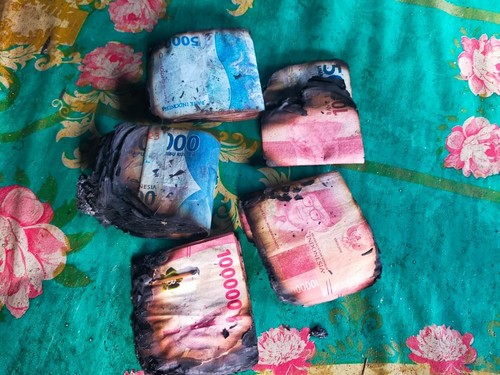 Sejumlah uang yang hangus saat kebakaran rumah di Buleleng, Senin (14/7/2025).