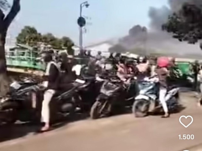 Tangkapan layar memperlihatkan asap hitam mengepul dari kebakaran yang melanda sebuah pabrik koper di Demak, Senin (14/7/2025).