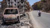Kebakaran tidak berhenti, menghanguskan tanaman dan pepohonan. Ribuan orang terpaksa mengungsi dan rumah mereka hancur. Beberapa orang tetap tinggal untuk membantu memadamkan api dengan ember dan sekop. Foto: REUTERS/Karam al-Masri