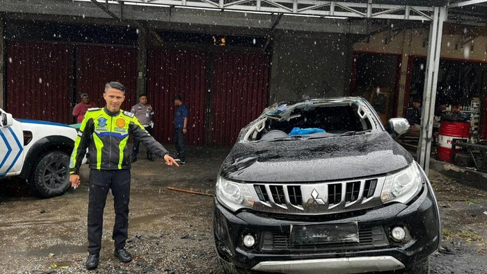 Mobil dinas yang ditumpangi Kepala Dinas Lingkungan Hidup (DLH) Kabupaten Dharmasraya kecelakaan