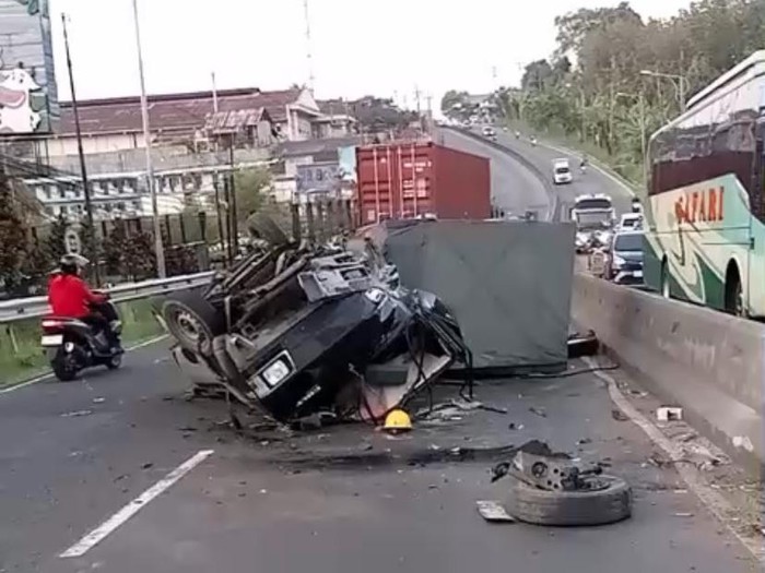 Tangkapan layar video kecelakaan pikap di Jalan Soekarno Hatta, Kelurahan Jatijajar, Kecamatan Bergas, Kabupaten Semarang, Senin (14/7/2025) pagi.