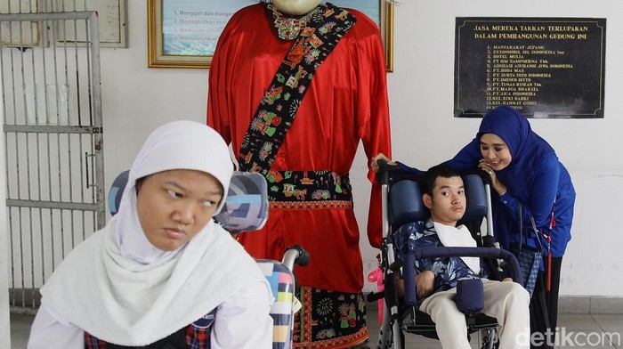 Orang tua mendampingi anaknya pada hari pertama Masa Pengenalan Lingkungan Sekolah (MPLS) di SLB D‑D1 YPAC Jakarta, Jl. Hang Lekiu, Jakarta Selatan, Senin (14/7/2025). Sebanyak 10 murid baru mengikuti kegiatan pengenalan sekolah, dari total 81 siswa di sekolah luar biasa ini.