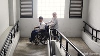 Kehadiran orang tua di hari pertama menjadi dukungan emosional signifikan bagi siswa disabilitas. Bentuk keterlibatan ini sejalan dengan panduan MPLS Ramah yang mendorong orang tua mendampingi murid baru untuk memantau adaptasi dan perkembangan awal.  