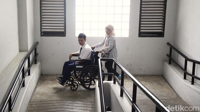 Orang tua mendampingi anaknya pada hari pertama Masa Pengenalan Lingkungan Sekolah (MPLS) di SLB D‑D1 YPAC Jakarta, Jl. Hang Lekiu, Jakarta Selatan, Senin (14/7/2025). Sebanyak 10 murid baru mengikuti kegiatan pengenalan sekolah, dari total 81 siswa di sekolah luar biasa ini.