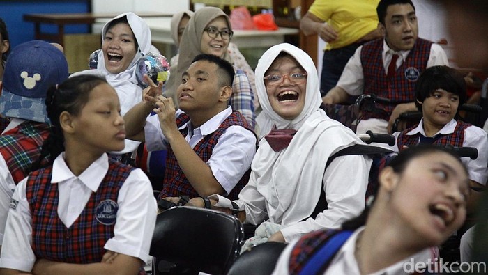 Orang tua mendampingi anaknya pada hari pertama Masa Pengenalan Lingkungan Sekolah (MPLS) di SLB D‑D1 YPAC Jakarta, Jl. Hang Lekiu, Jakarta Selatan, Senin (14/7/2025). Sebanyak 10 murid baru mengikuti kegiatan pengenalan sekolah, dari total 81 siswa di sekolah luar biasa ini.