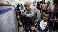 Di YPAC Jakarta, pendampingan orang tua dan guru terlihat hangat. Para guru dan tenaga kependidikan setia membimbing, sementara orang tua turut aktif menjaga kenyamanan anak, menciptakan suasana penerimaan penuh empati.  