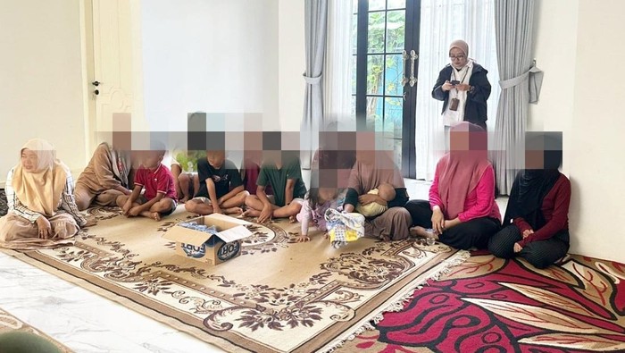 Petugas saat melakukan pendampingan psikologis keluarga tersangka.