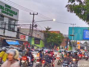 Padatnya Lalu Lintas Bojongsoang di Hari Pertama Masuk Sekolah