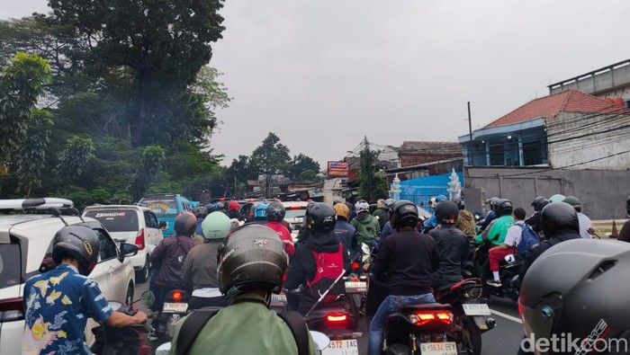 Kemacetan mengular di Jalan Raya Bogor, Ciracas di hari pertama masuk sekolah (Kurniawan Fadilah/detikcom)