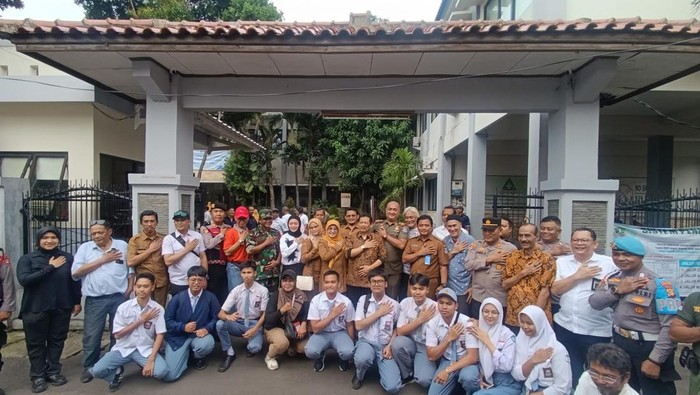 Kemendikdasmen menyebut MPLS di wilayah Banten, termasuk di SMAN 6 Tangsel dan SMA Negeri 8 Tangsel, berjalan aman terkendali.