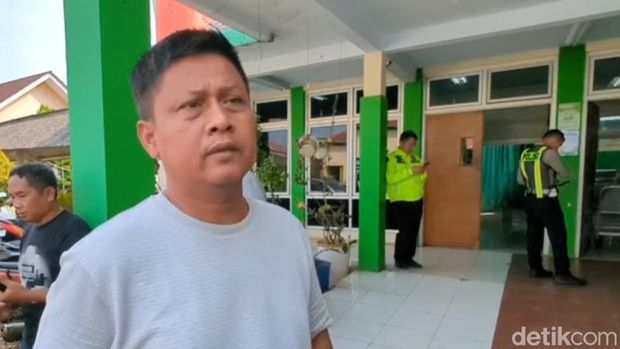 Kepala Desa Sukorejo, Kecamatan Ulujami, Pemalang, Saroni, di RSUD Kalisari Batang, Senin (14/7/2025).
