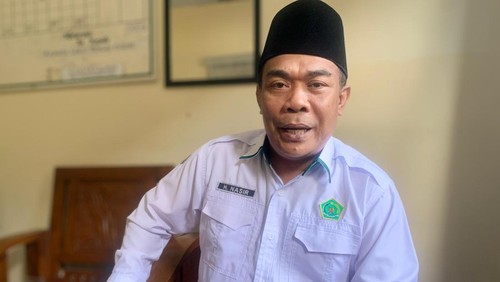 Kepala Seksi Bimbingan Masyarakat Islam Kemenag Mataram, Nasir, saat diwawancarai di ruangannya, Senin (14/7/2025). (Nathea Citra/detikBali)