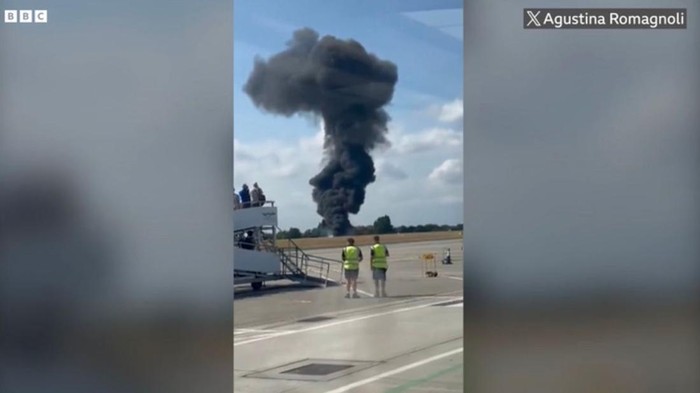 Kepulan asap usai pesawat kecil jatuh di Bandara London Southend