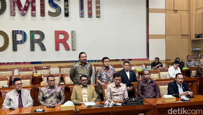 Ketua Komisi III DPR Habiburokhman dalam konferensi pers bersama sejumlah anggota Komisi III DPR di ruang rapat komisi (Firda/detikcom).