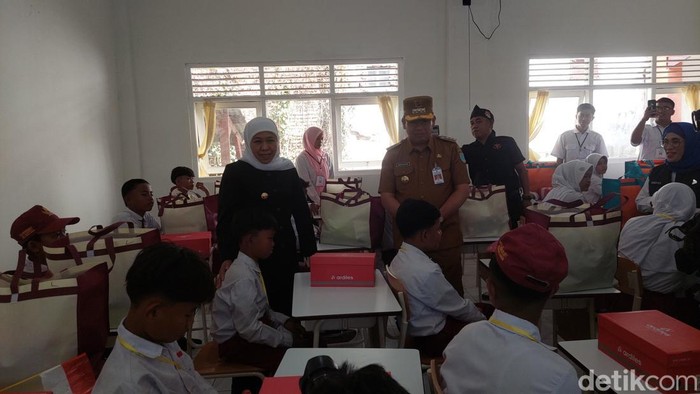 Khofifah saat kunjungan Sekolah Rakyat di Probolinggo