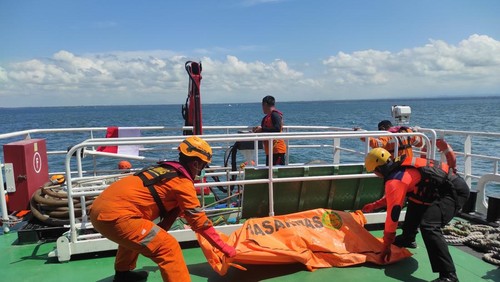 Petugas mengevakuasi korban KMP Tunu Pratama Jaya di Selat Bali