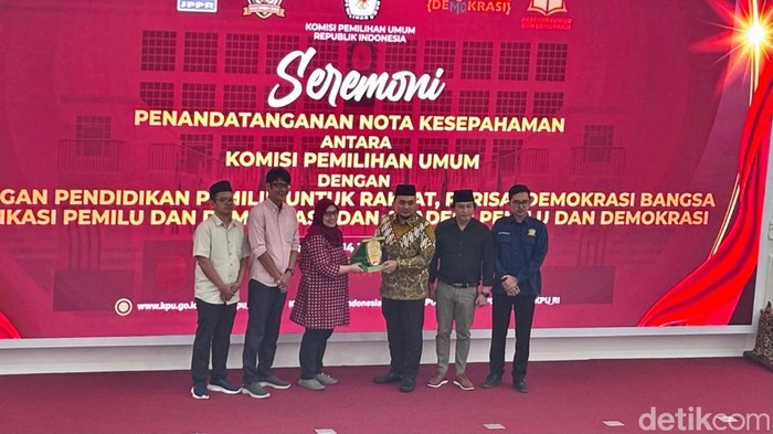 Komisi Pemilihan Umum (KPU) RI menandatangani nota kesepahaman (MoU) dengan empat LSM pegiat demokrasi di Kantor KPU RI, Jakarta Pusat. (Belia/detikcom).