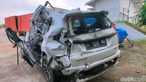 Kondisi mobil Pajero G 1392 WD usai kecelakaan beruntun di Tol Batang, Senin (14/7/2025) pagi.