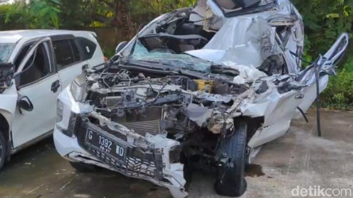 Kondisi mobil Pajero G 1392 WD usai kecelakaan beruntun di Tol Batang, Senin (14/7/2025) pagi.