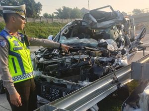 Penampakan Remuknya Pajero yang Alami Kecelakaan Maut di Tol Batang-Semarang