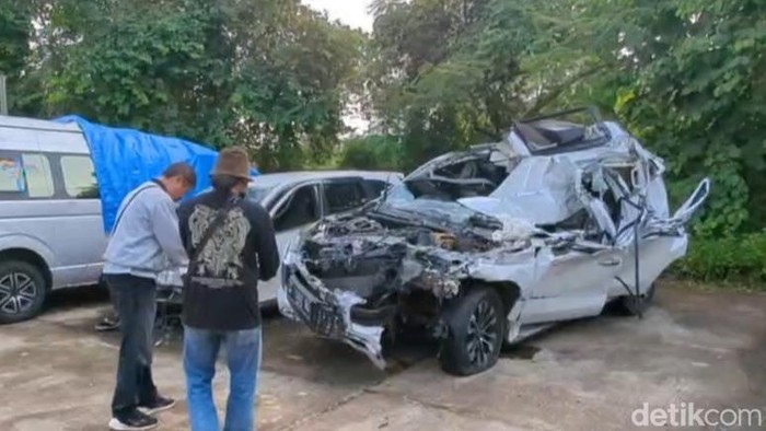 Kondisi mobil Pajero usai kecelakaan di Tol Batang, Senin (14/7/2025). Tiga orang tewas dalam kecelakaan ini, yakni bos garmen asal Pemalang dan dua orang sopirnya.