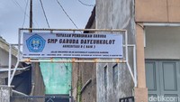 Kemudian di Dayeuhkolot, Kabupaten Bandung, tepatnya di SMP Garuda. Sekolah ini hanya mendapatkan 11 orang siswa baru pada MPLS hari pertama. (Foto: Yuga Hassani/detikJabar)