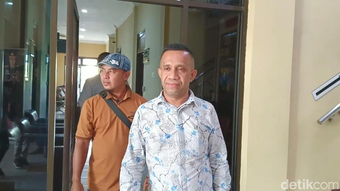 Korban investasi bodong TikToker Luluk Nuril penuhi panggilan polisi didampingi kuasa hukumnya.