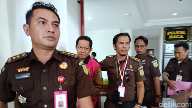Kejati NTB menetapkan dan menahan tiga tersangka korupsi pemanfaatan lahan milik Pemprov NTB di Gili Trawangan, Lombok Utara.