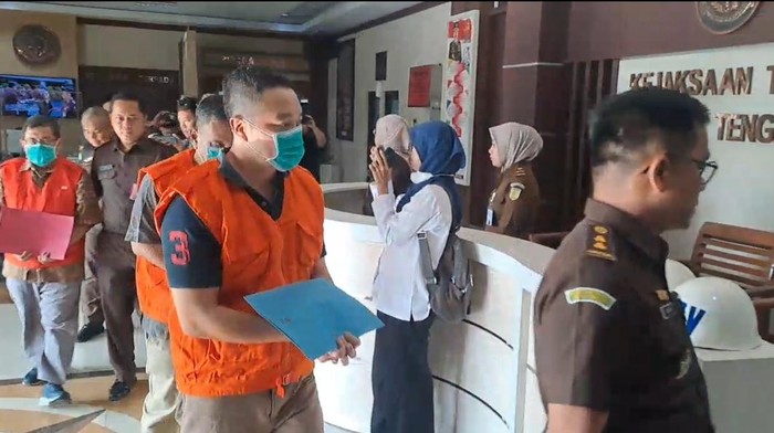 Tiga tersangka kasus dugaan tindak pidana korupsi dalam penyelenggaraan pembiayaan ekspor nasional oleh Lembaga Pembiayaan Ekspor Indonesia (LPEI) kepada debitur.