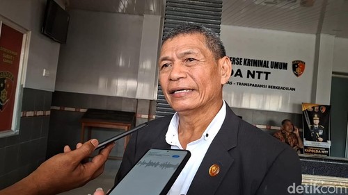 Kuasa hukum Jhon Gomeks, Luis Balun, saat diwawancarai di Mapolda NTT, Senin (14/7/2025).