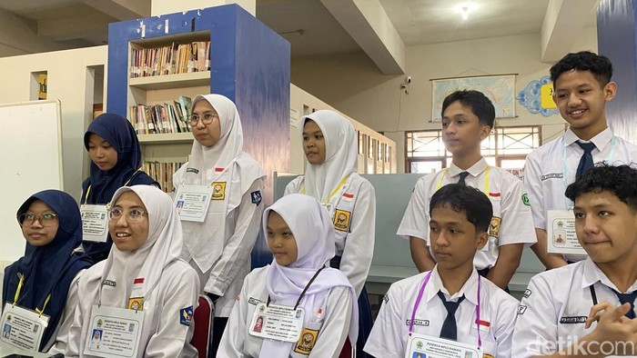 Lima pasang anak kembar yang baru masuk di SMAN 3 Semarang, Kelurahan Sekayu, Kecamatan Semarang Tengah, Senin (14/7/2025).