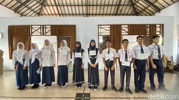 Lima pasang anak kembar yang baru masuk di SMAN 3 Semarang, Kelurahan Sekayu, Kecamatan Semarang Tengah, Senin (14/7/2025).