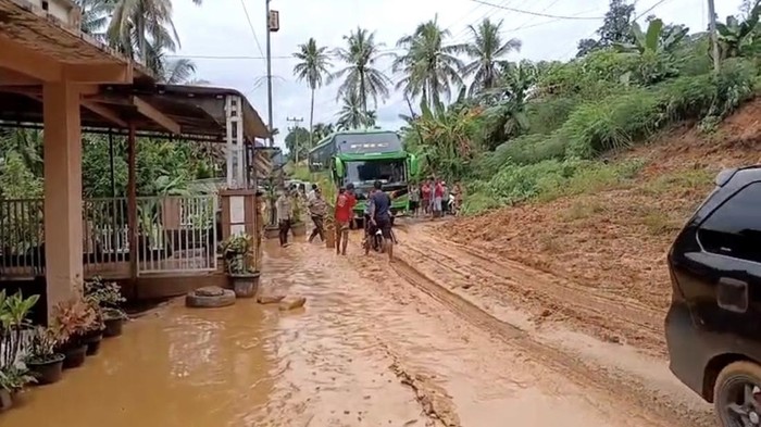 Longsor di kawasan Barung-barung Belantai, Kecamatan Koto XI Tarusan, Pesisir Selatan. (Foto: Istimewa).