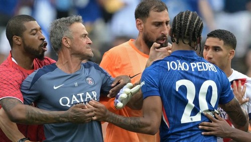 Paris Saint-Germains Spanish coach Luis Enrique (L) grabs the face of Chelseas Brazilian forward #20 Joao Pedro during the FIFA Club World Cup 2025 final football match between Englands Chelsea and Frances Paris Saint-Germain at the MetLife Stadium in East Rutherford, New Jersey on July 13, 2025. (Photo by JUAN MABROMATA / AFP)