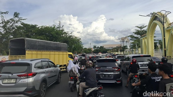 Macet di depan SMA 1 (Foto: Dok Raja Adil Siregar)