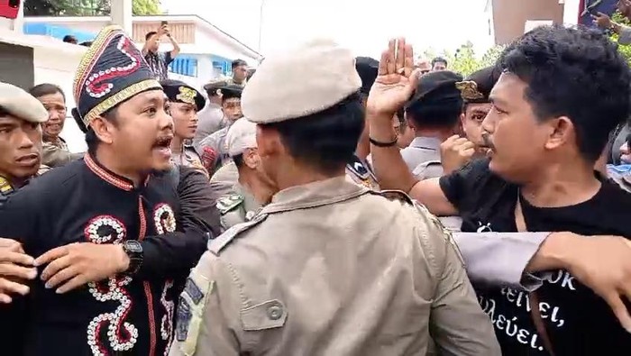 Unjuk rasa yang bertepatan dengan rapat paripurna Hari Jadi Kabupaten Mamuju ke-485 tahun itu berakhir ricuh.