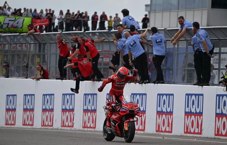 Marc Marquez selebrasi pacu jalur.