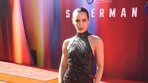 María Gabriela de Faria, bintang asal Venezuela itu, sekarang resmi masuk dunia superhero. Film Superman resmi rilis global tanggal 11 Juli 2025, dan María ikut ambil bagian sebagai The Engineer, salah satu karakter yang langsung nyantol di kepala penonton. Dia bukan sekadar figuran atau cameo singkat, dia adalah villain cerdas yang darahnya diganti nanoteknologi dan bisa berubah bentuk jadi senjata hidup. Foto: FilmMagic/Steve Granitz