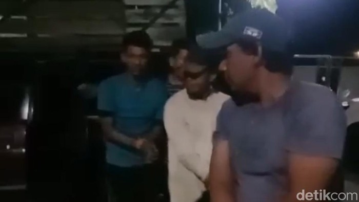Tiga buruh bangunan di Kabupaten Maros, Sulawesi Selatan (Sulsel), ditangkap gegara mencuri keramik hingga mesin las di lokasi proyek.