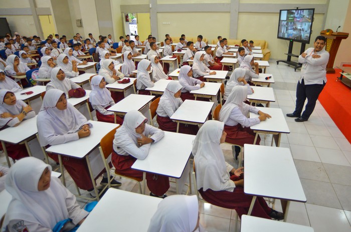 Sejumlah siswa baru mengikuti pembukaan masa pengenalan lingkungan sekolah (MPLS) di Sekolah Rakyat Menengah Pertama 4 Padang, di Balai Besar Pendidikan dan Pelatihan Kesejahteraan Sosial Padang, Sumatera Barat, Senin (14/7/2025). Sebanyak 150 siswa baru setingkat SMP akan mengikuti proses pembelajaran di sekolah rakyat itu. ANTARA FOTO/Iggoy el Fitra/rwa.