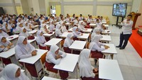 Sejumlah siswa baru mengikuti pembukaan masa pengenalan lingkungan sekolah (MPLS) di Sekolah Rakyat Menengah Pertama 4 Padang, di Balai Besar Pendidikan dan Pelatihan Kesejahteraan Sosial Padang, Sumatera Barat, Senin (14/7/2025). Sebanyak 150 siswa baru setingkat SMP akan mengikuti proses pembelajaran di sekolah rakyat itu.  Foto: ANTARA FOTO/Iggoy el Fitra